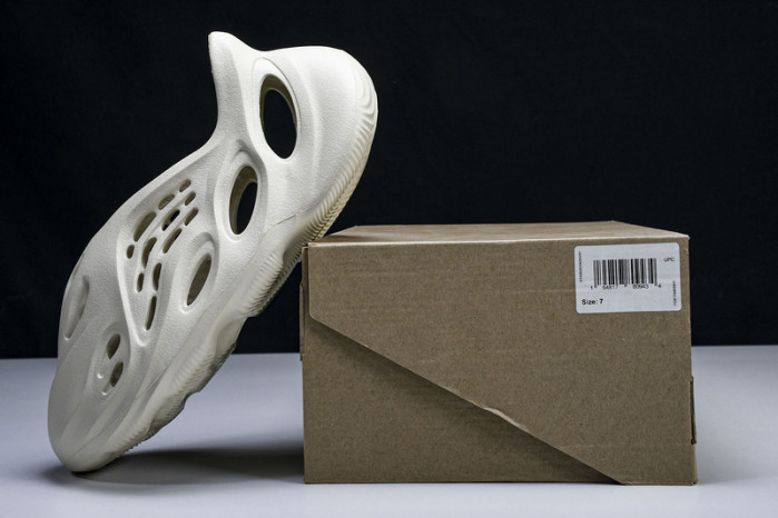 yee**zy foam runner 