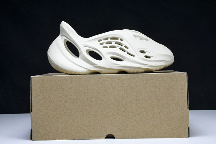 yee**zy foam runner 