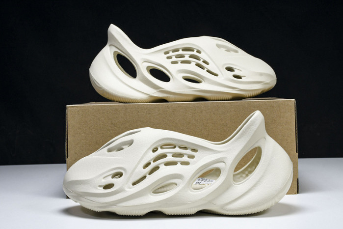 yee**zy foam runner 