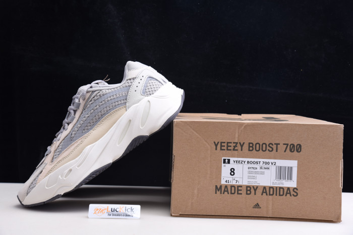 Y**zy boost 700 v2 cream gy7924
