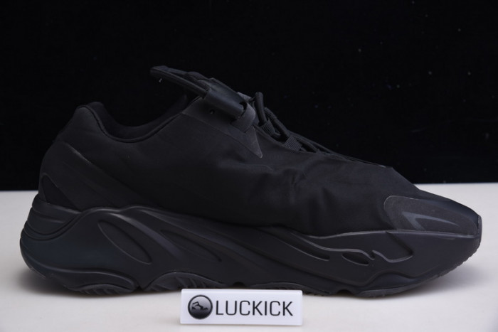 Y**zy boost 700 mnvn  black fv4440