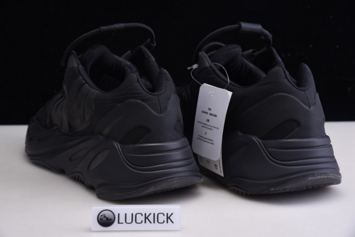 Y**zy boost 700 mnvn  black fv4440