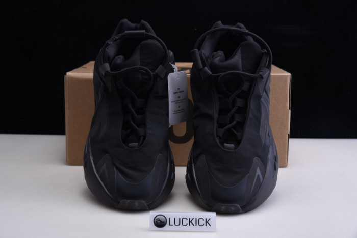 Y**zy boost 700 mnvn  black fv4440