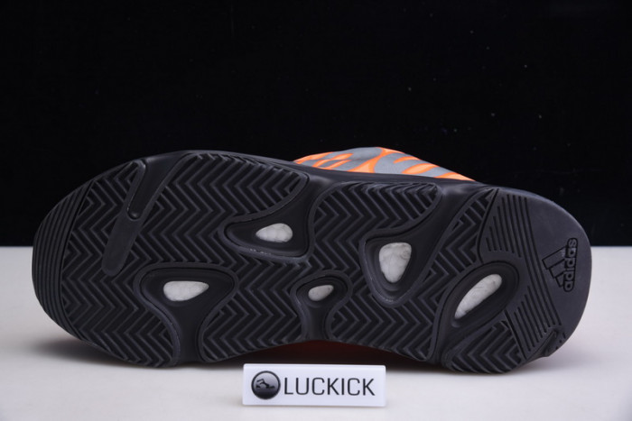 Y**zy boost 700 mnvn orange fv3258