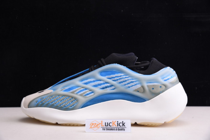 Y**zy boost 700v3 g54850