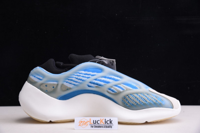 Y**zy boost 700v3 g54850