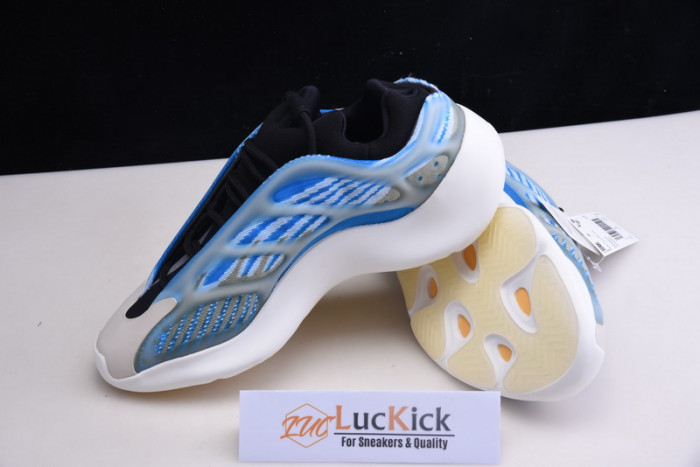Y**zy boost 700v3 g54850