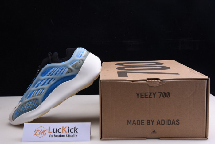 Y**zy boost 700v3 g54850