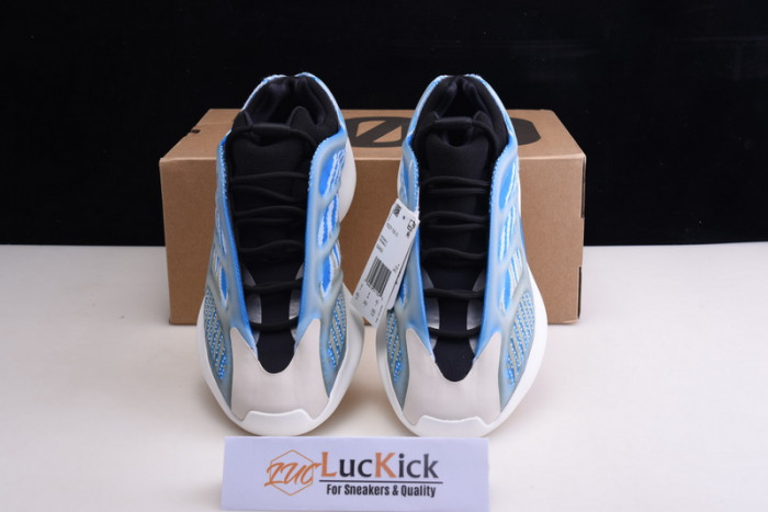 Y**zy boost 700v3 g54850