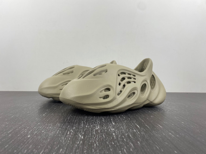 Y**zy foam runner  gv6840