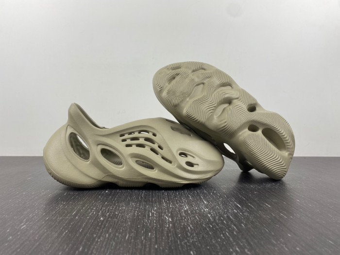 Y**zy foam runner  gv6840