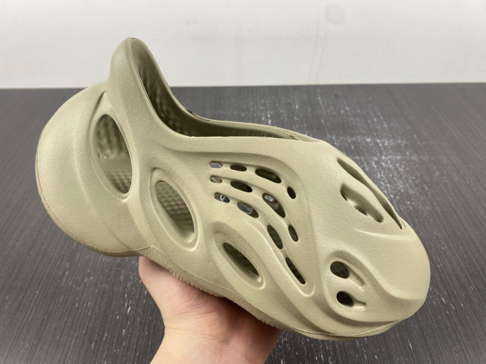 Y**zy foam runner  gv6840
