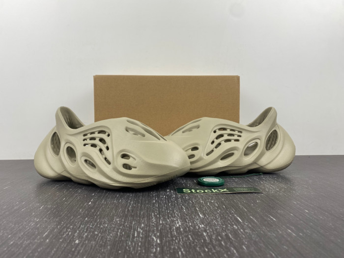 Y**zy foam runner  gv6840