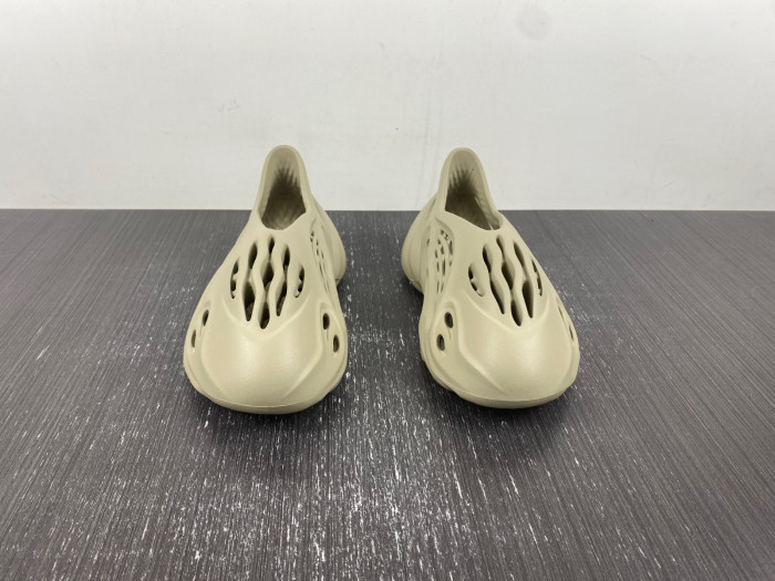 Y**zy foam runner  gv6840