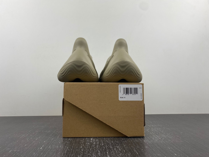 Y**zy foam runner  gv6840