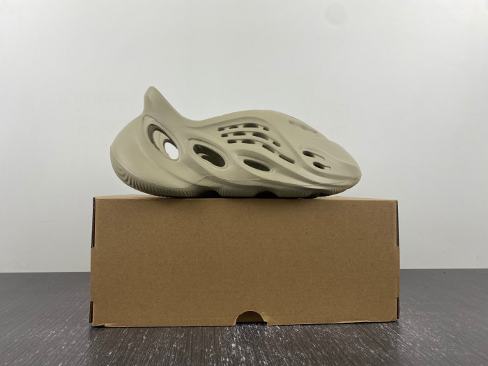 Y**zy foam runner  gv6840