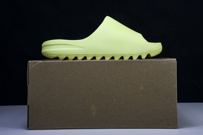Y**zy slide "glow green" hq6447