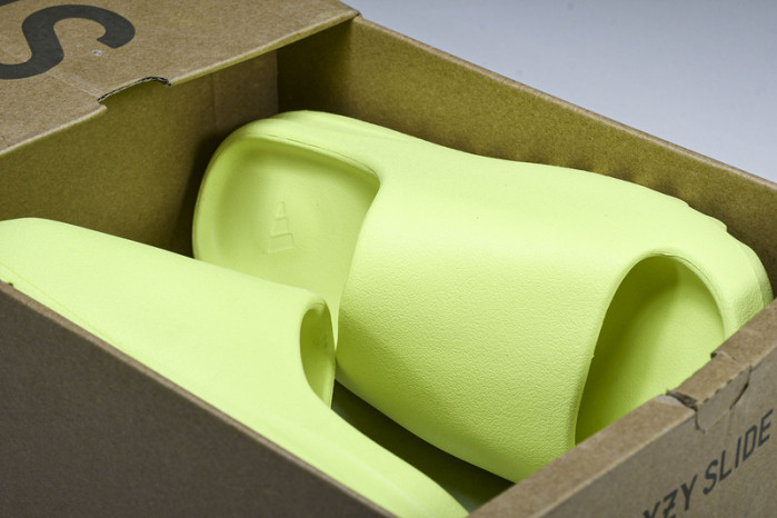 Y**zy slide "glow green" hq6447