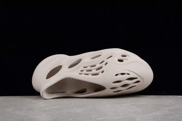 Y**zy foam runner slide white