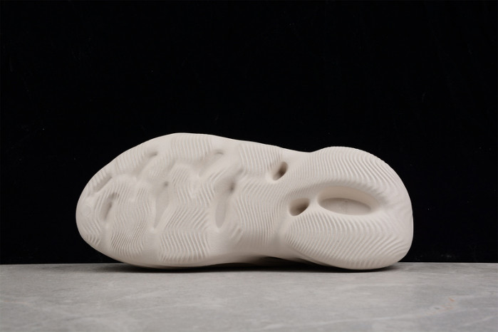 Y**zy foam runner slide white