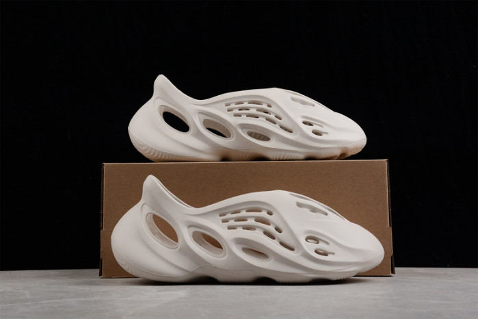 Y**zy foam runner slide white