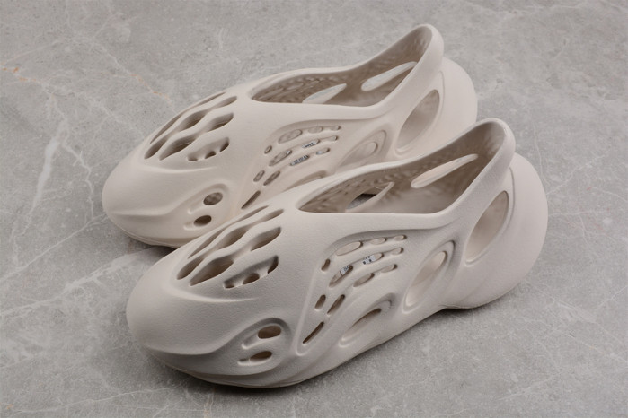 Y**zy foam runner slide white