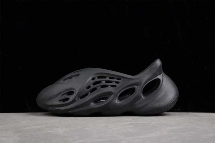 Y**zy foam runner slide black   7902