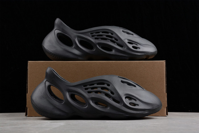 Y**zy foam runner slide black   7902