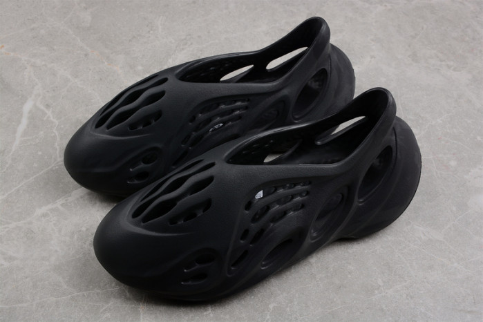 Y**zy foam runner slide black   7902