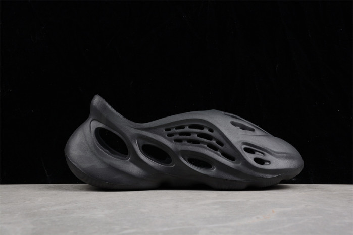 Y**zy foam runner slide black   7902