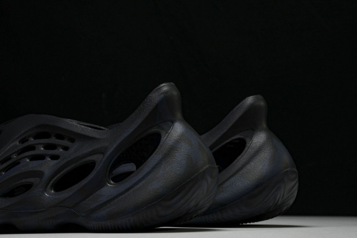 Y**zy foam runner gv7903