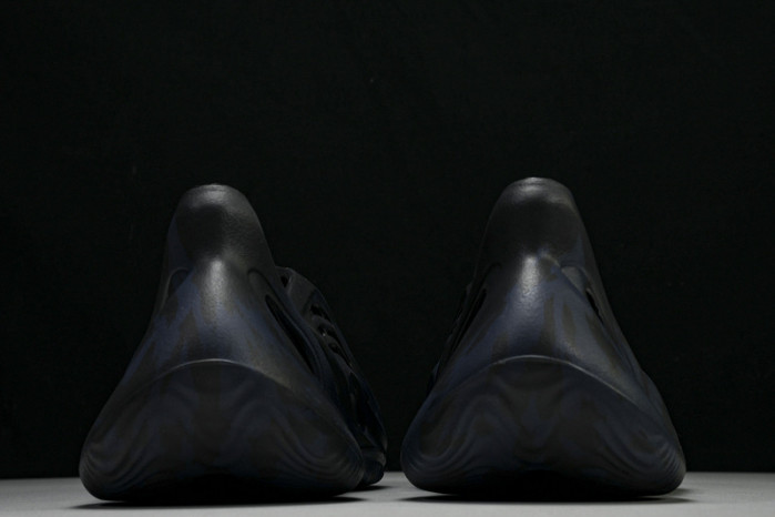 Y**zy foam runner gv7903