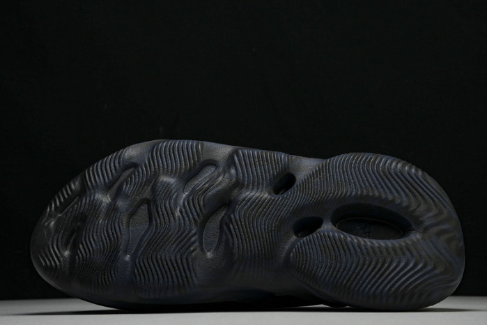 Y**zy foam runner gv7903