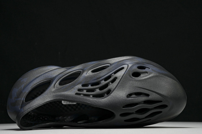 Y**zy foam runner gv7903