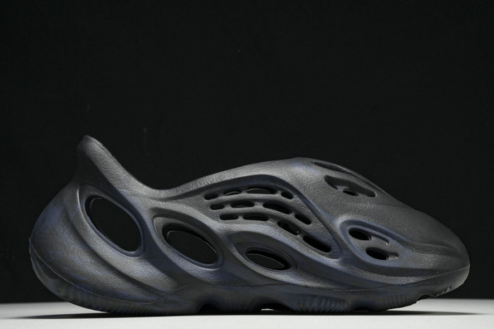 Y**zy foam runner gv7903