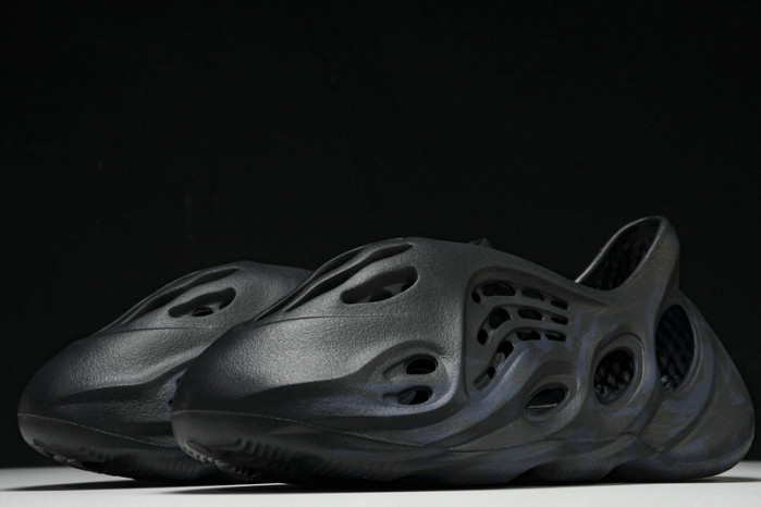 Y**zy foam runner gv7903