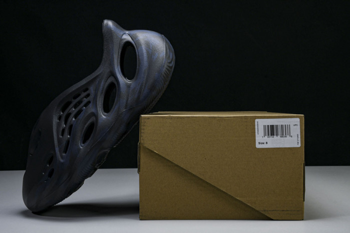 Y**zy foam runner gv7903