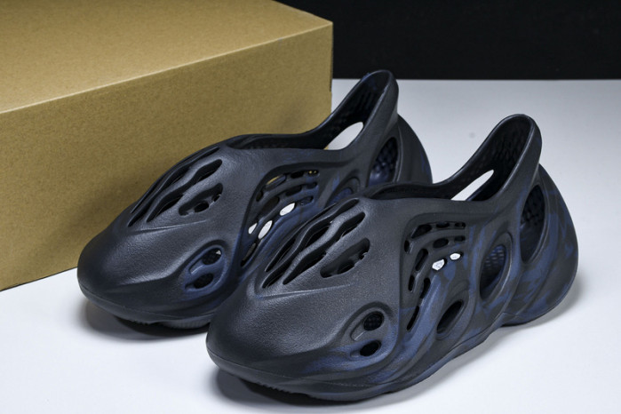 Y**zy foam runner gv7903