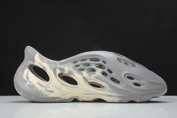 Y**zy foam rnnr mx cream clay  gv 7904