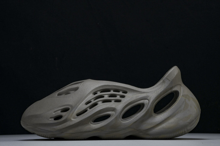 yee**zy foam rnnr stone sage   gx4472