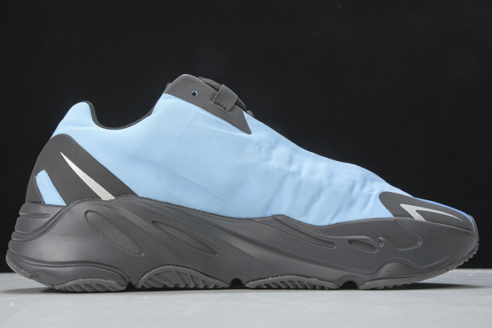 Y**zy boost 700 mnvn bright cyan gz3079