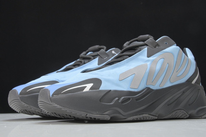 Y**zy boost 700 mnvn bright cyan gz3079