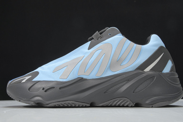 Y**zy boost 700 mnvn bright cyan gz3079